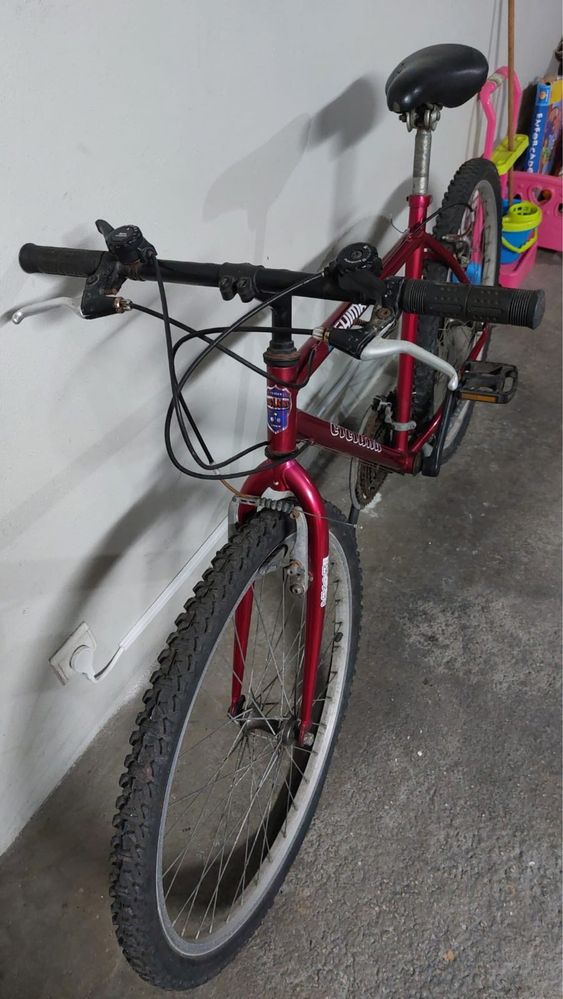 Bicicleta uzada em boas condições