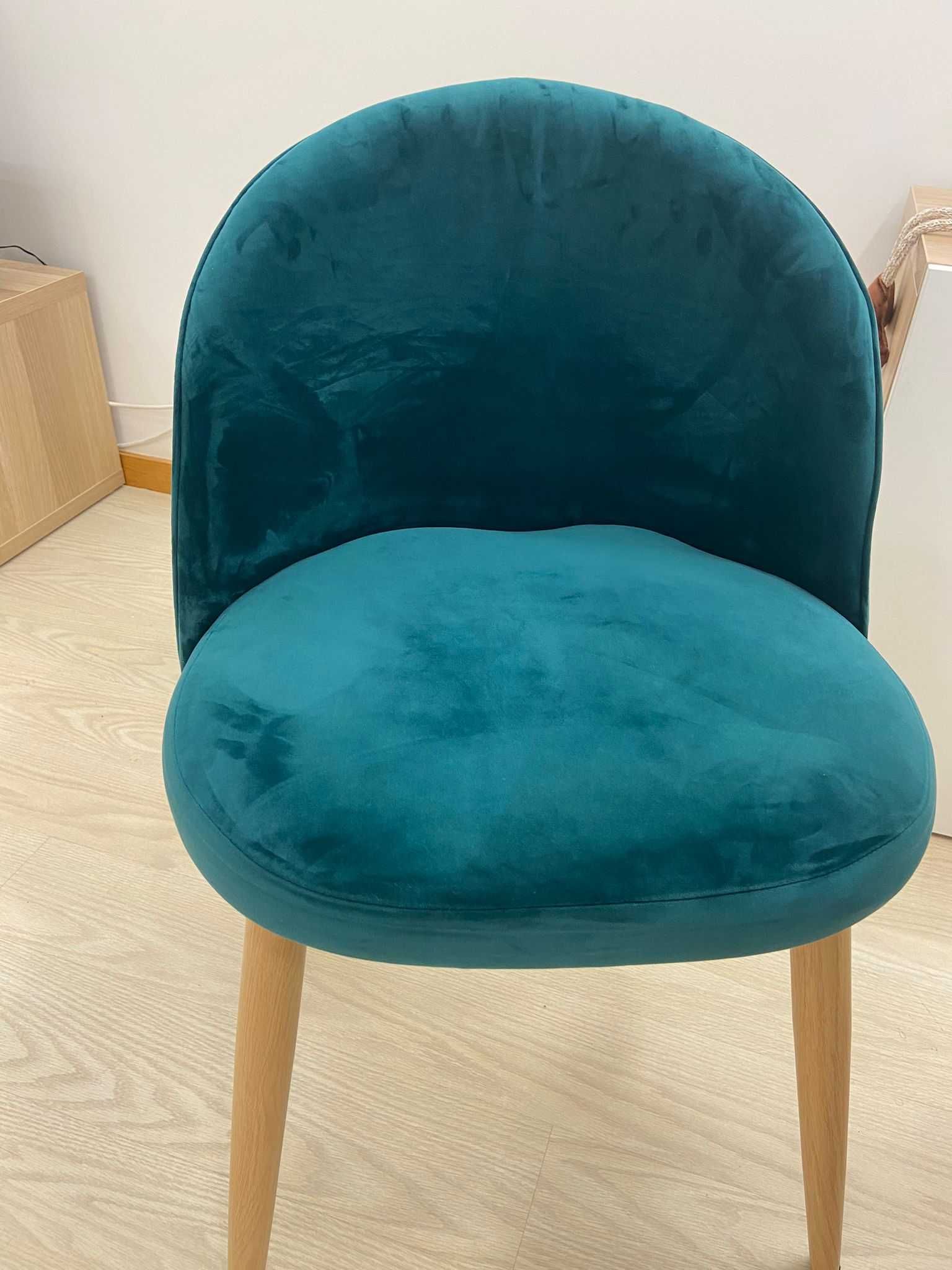 Mesa 180 x 100 cm Branca com 6 cadeiras veludo