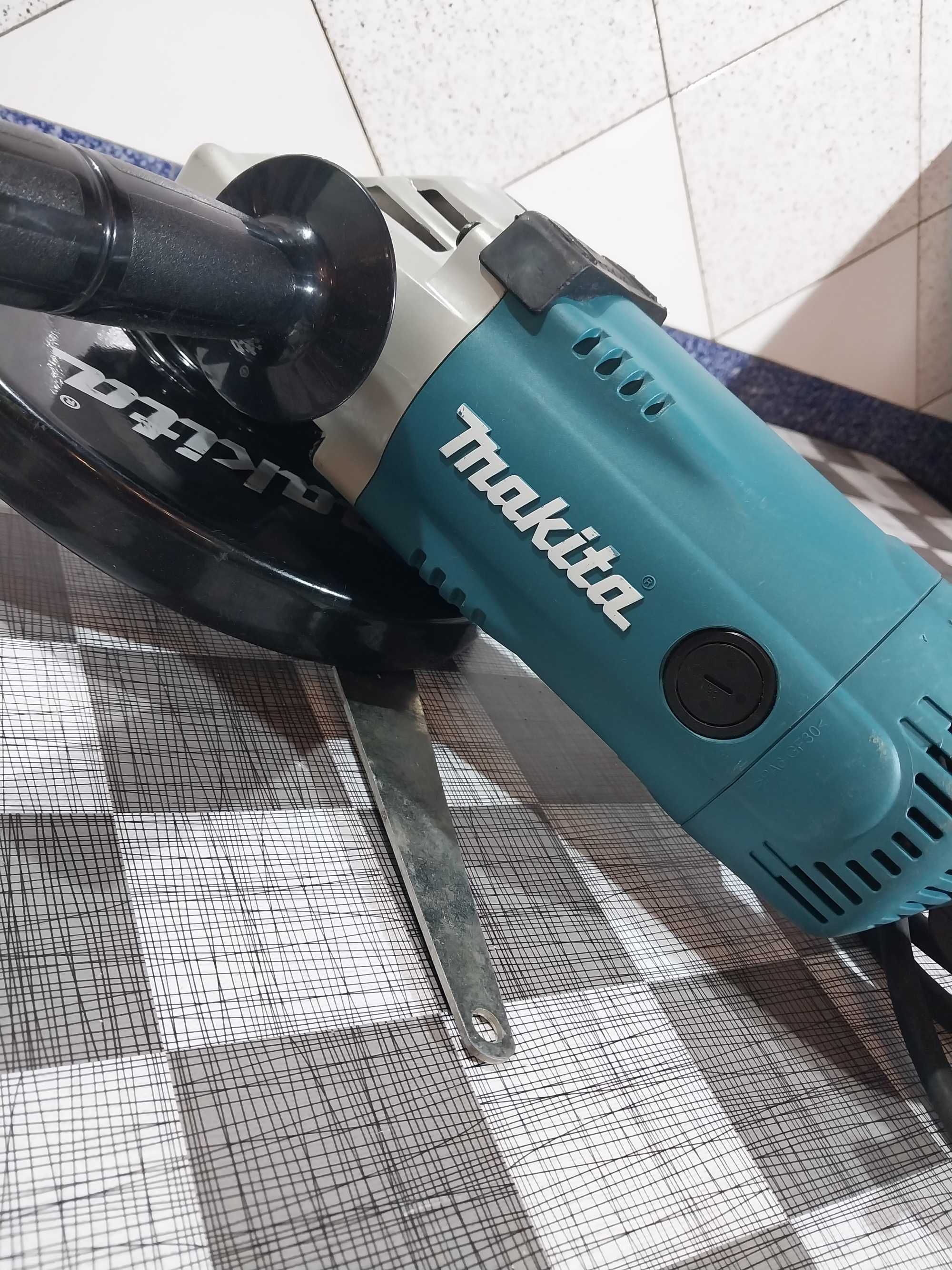 болгарка makita  GA9020 R Новая