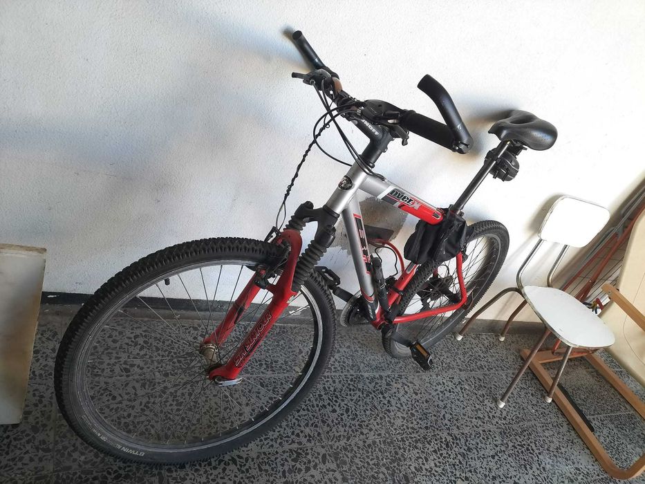 Bicicleta de estrada e montanha