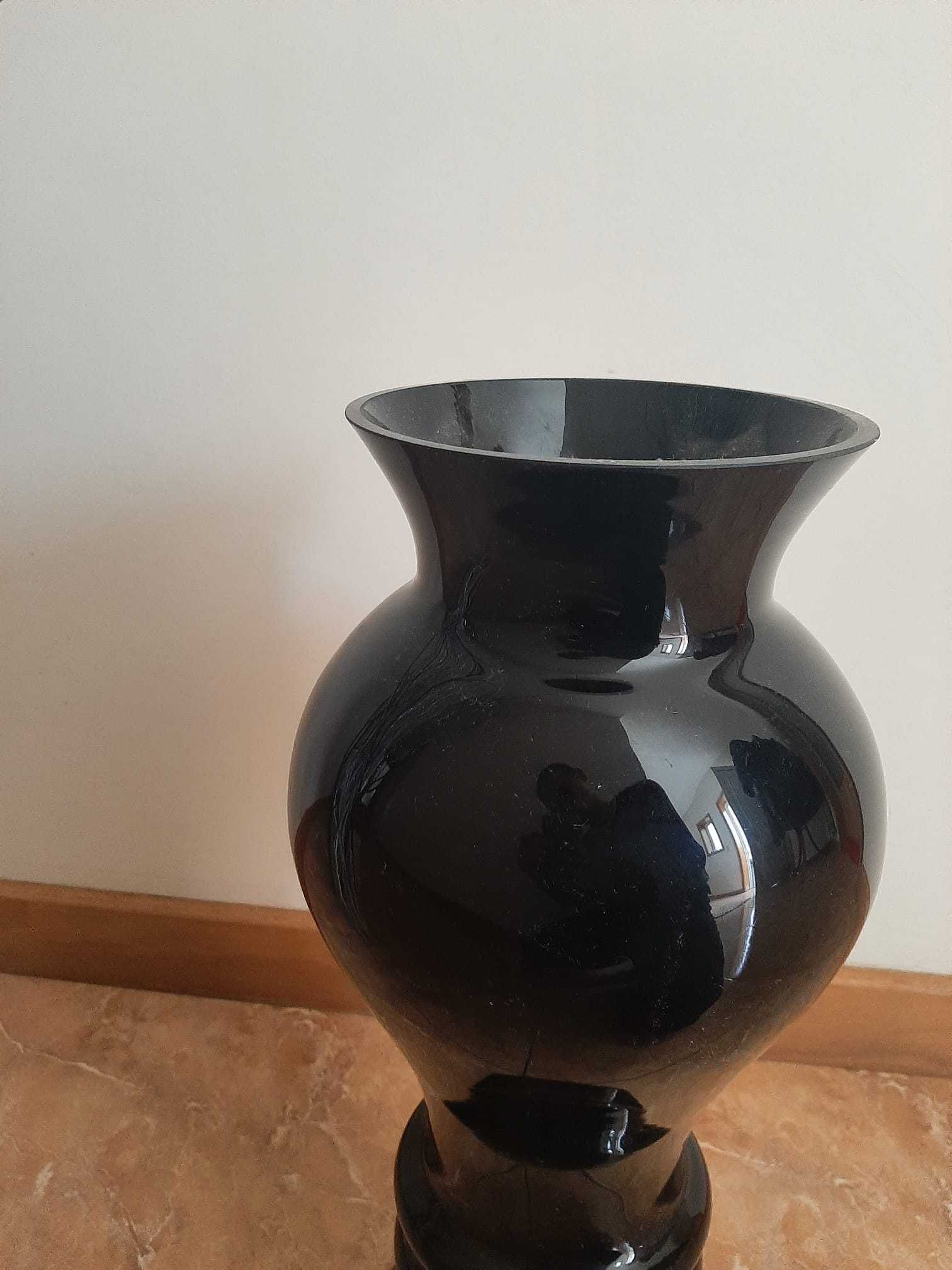 Jarro preto em cerâmica com galhos secos