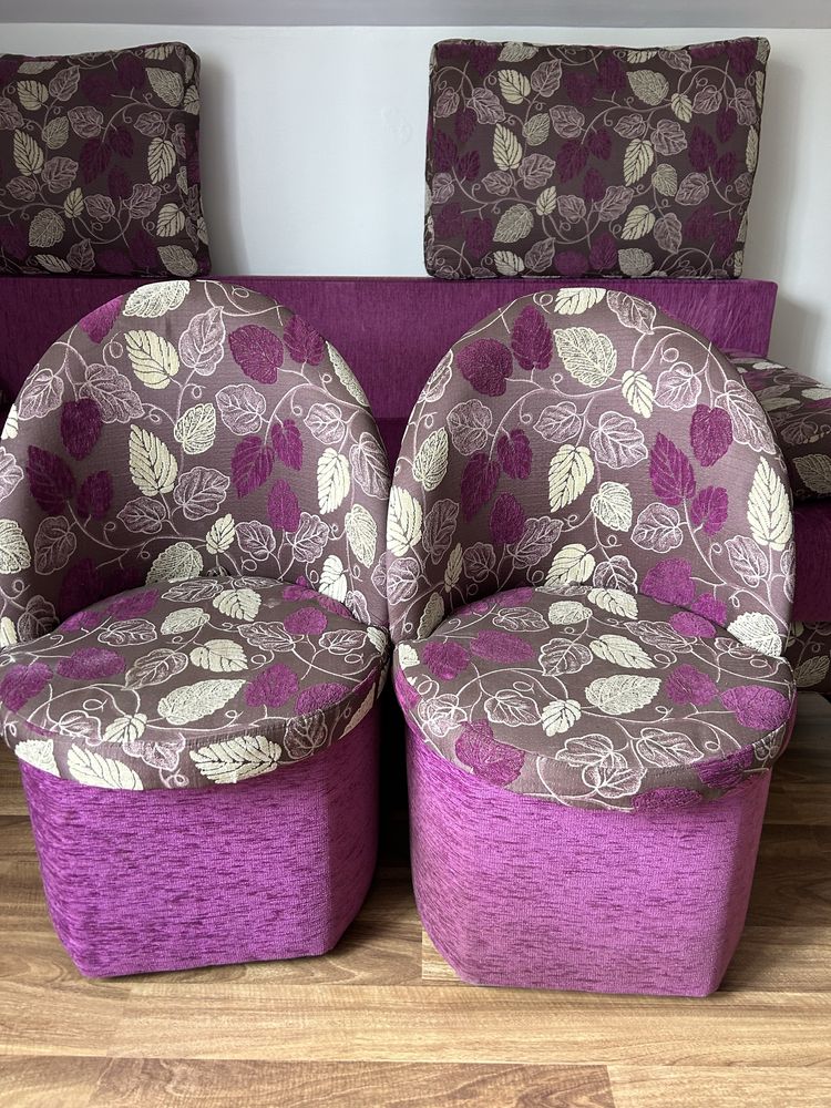 Sofa rozkladana plus pufy