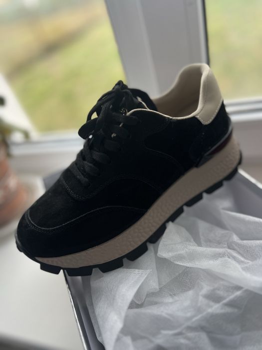 Жіночі кросівки розмір 38