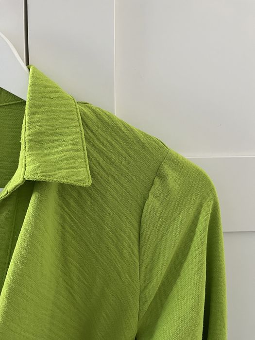 Jaskrawa sukienka z wiązaniem