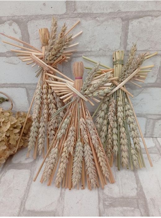 Ангел різдвяний з соломи прикрашений колоссям