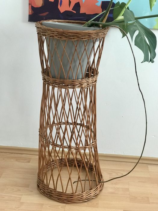 Duży wiklinowy kwietnik