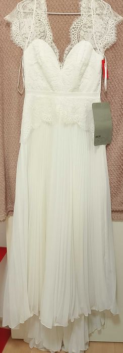 Sukienką nową białą