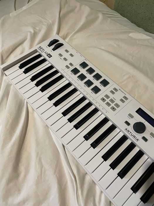 Arturia keylab essential 61 міді клавіатура