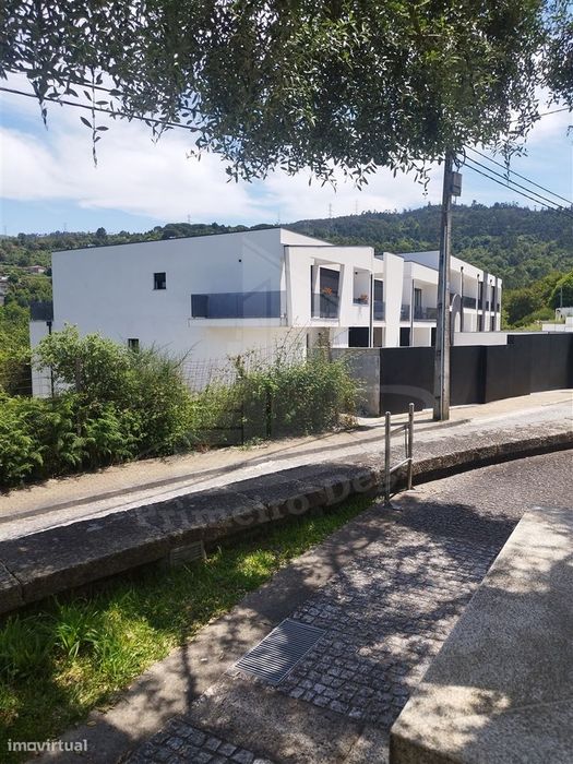 Moradia em banda em Santa Lucrécia