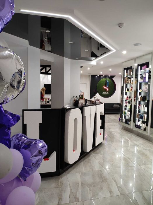 Є Світло в кабінеті 8 м2 кушетка вода в салоні краси Івасюка Оболонь