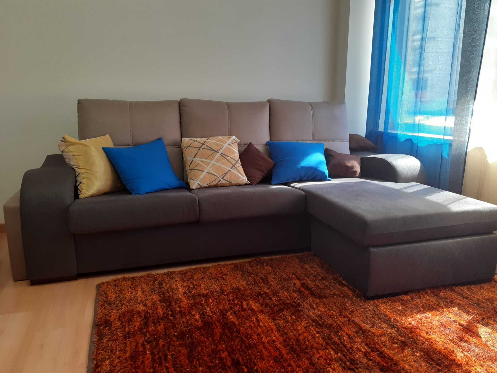 Sofá Chaise Longue em Excelente Estado - 2 puffs