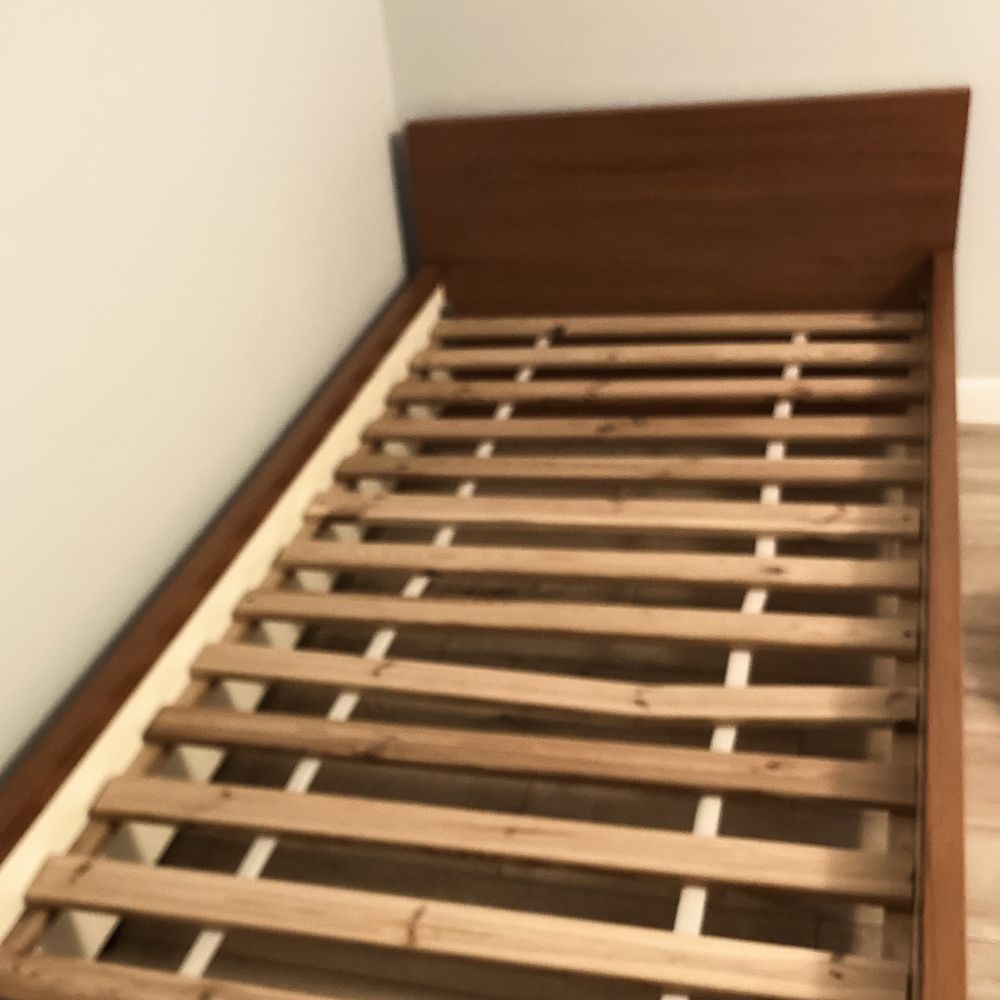 Łóżko jednoosobowe drewniane w dobrym stanie