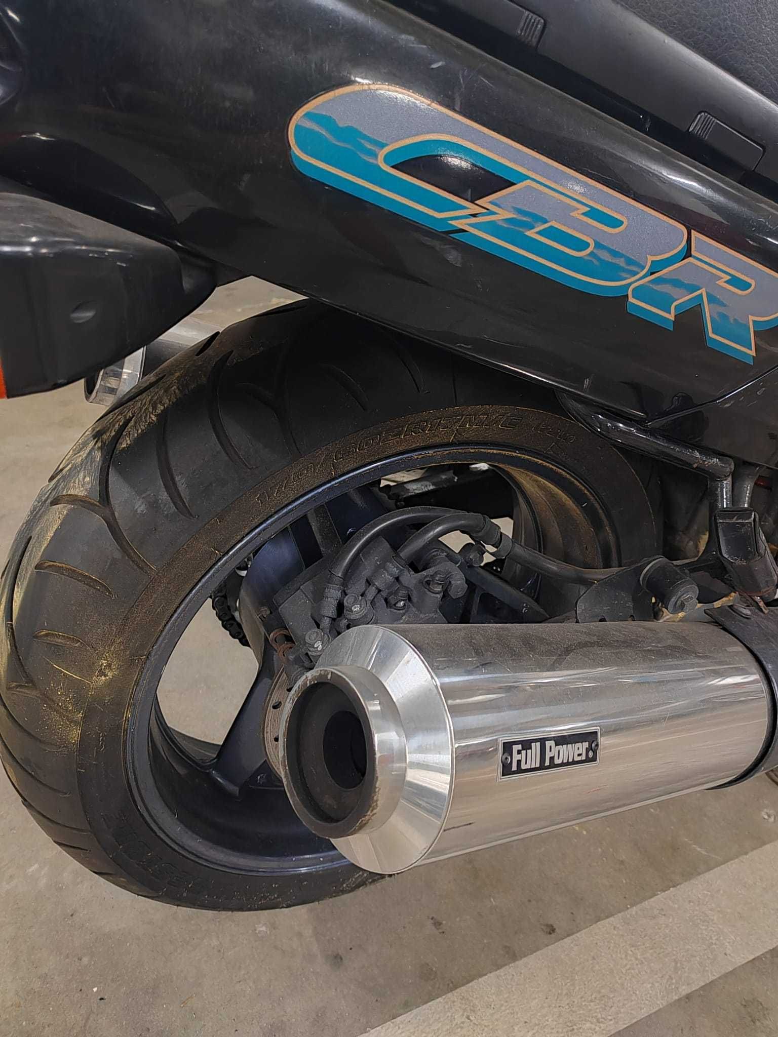 Mota CBR 1000F com 65000 kms