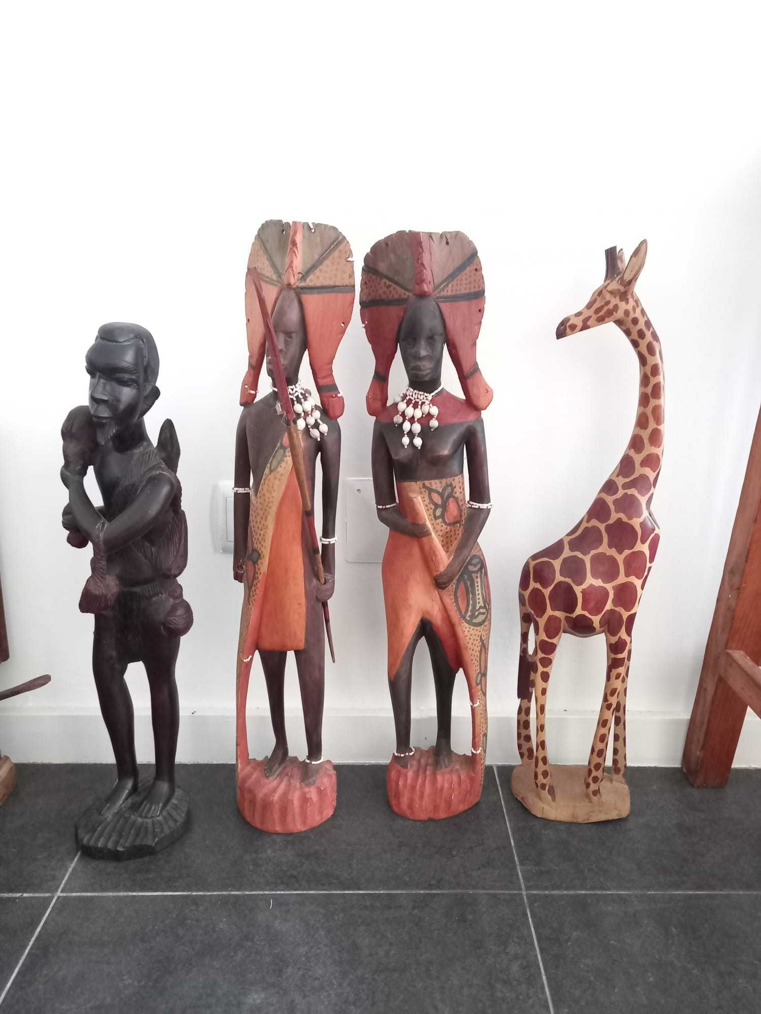 Arte africana - casal em madeira talhada e pintada à mão