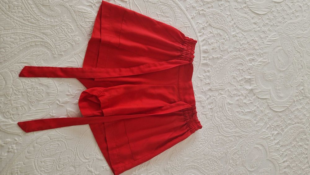 Calções vermelhos, com cinto na cintura, tamanho 38 EUR