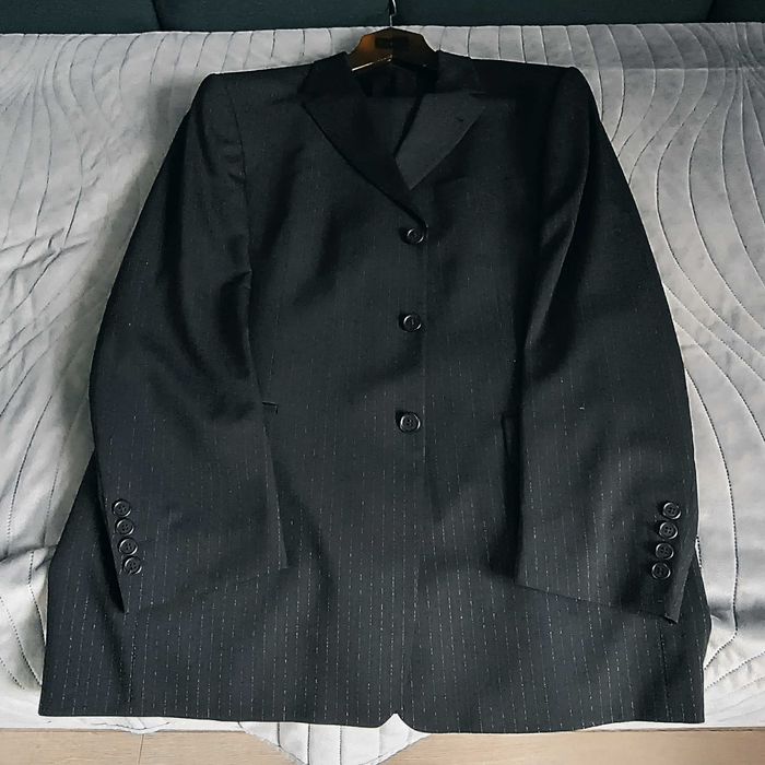 Garnitur męski w cienkie prążki czarny "Bytom" - XL + krawat