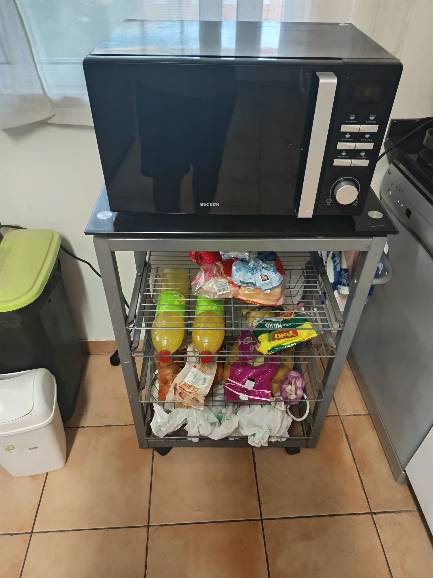 Móvel de cozinha e microondas