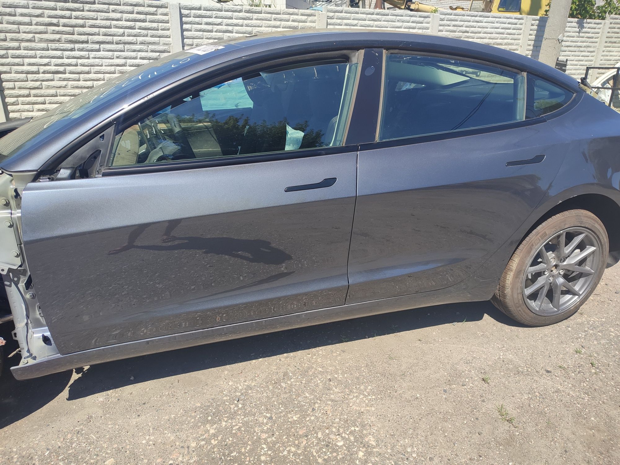 Двері в колір ідеал на Tesla Model 3 Y маю в різних кольорах