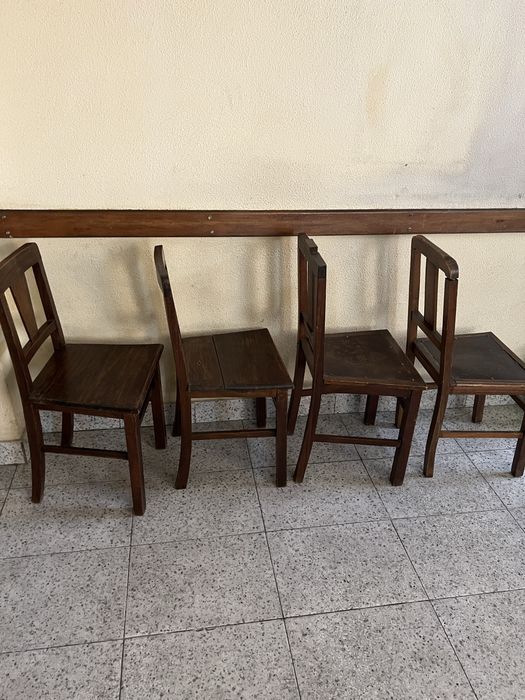 Vendo 2 mesas 2 mesinhas de cabeceira 4 cadeiras tudo em Madeira