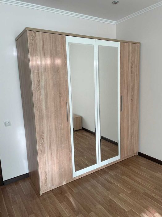 Тридверна шафа з дзеркалами, Шафа з полицями та вішаками для одягу