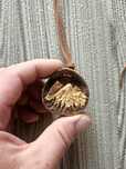 Wisiorek góry las drewniany dębowy amulet talizman eko skórzany rzemyk