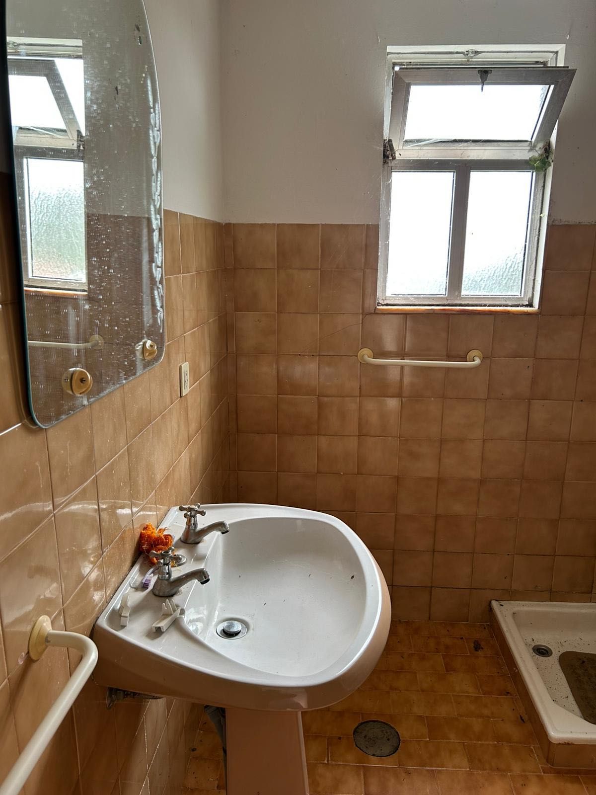 Casa T2 + terreno (5000m2)