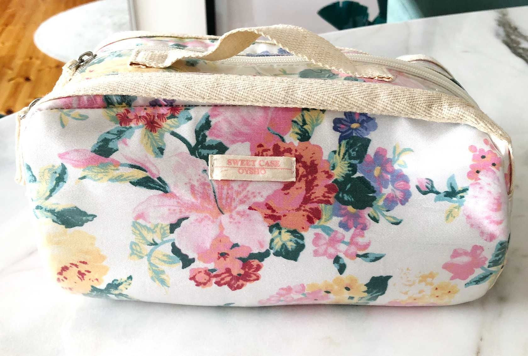 Necessaire estampada com tecido do impermeável da Oysho