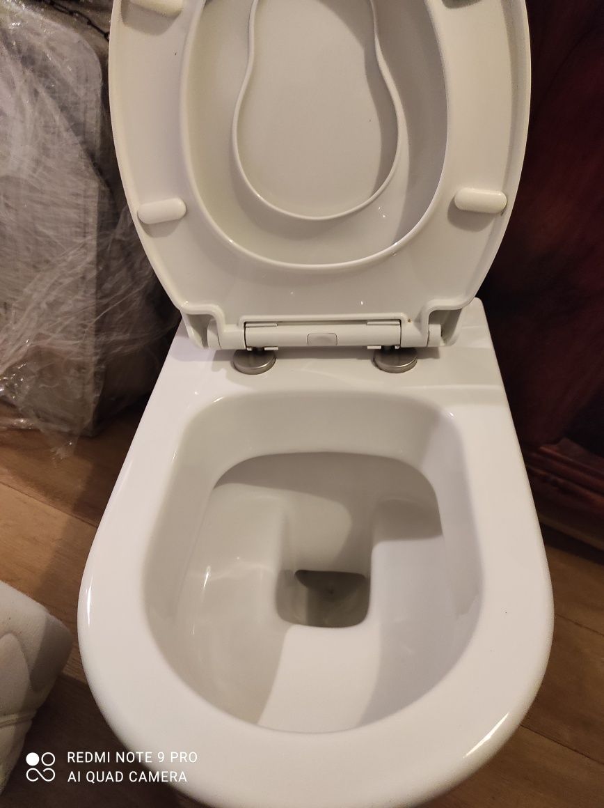 Miska WC wisząca z deską sedesową