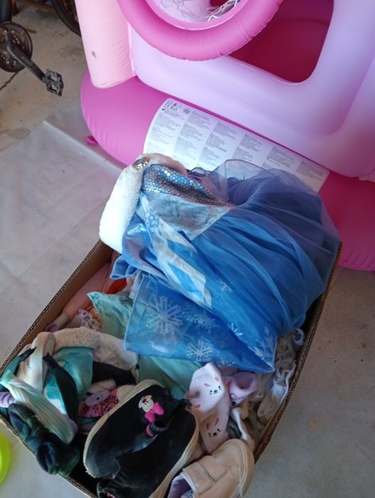 Vendo 2 caixas de  roupa de menina de 1 ano e meio a 3 anos