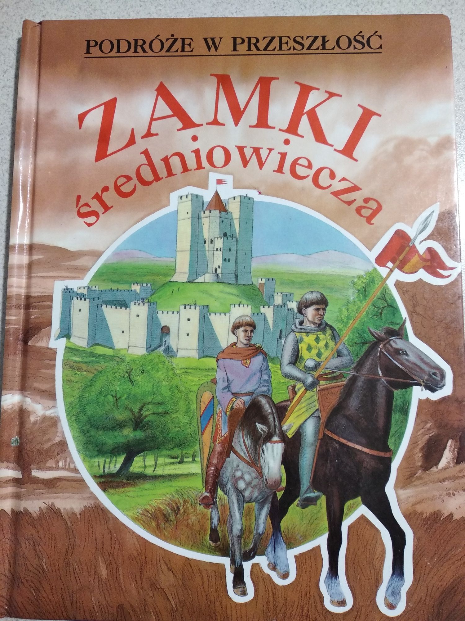 Duża książka edukacyjna ZAMKI średniowiecza / ciekawe opisy ilustracje