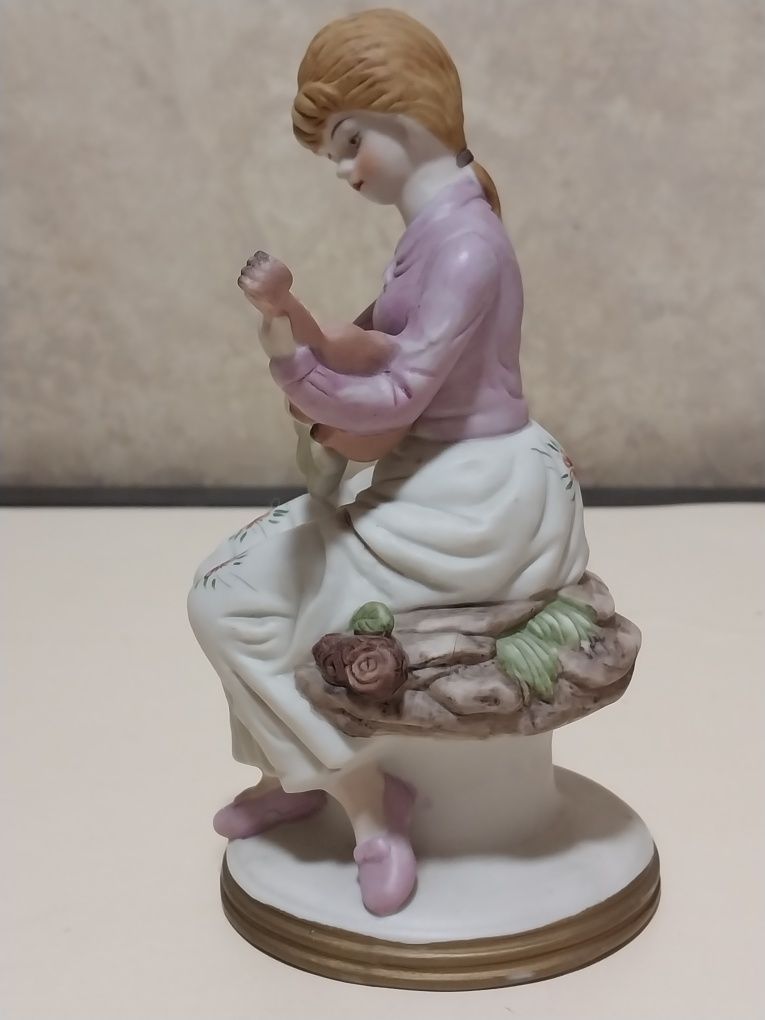 Порцелянова статуетка "Дівчина та скрипка"