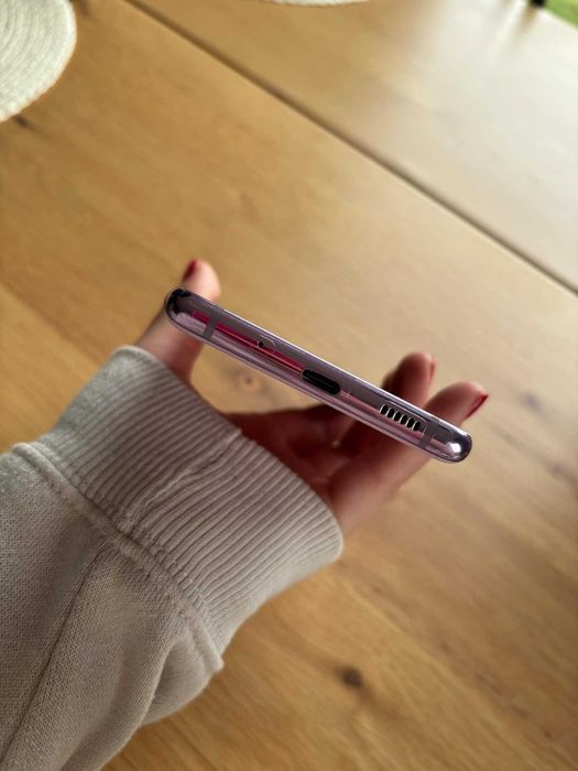 Telefon Samsung S20FE.