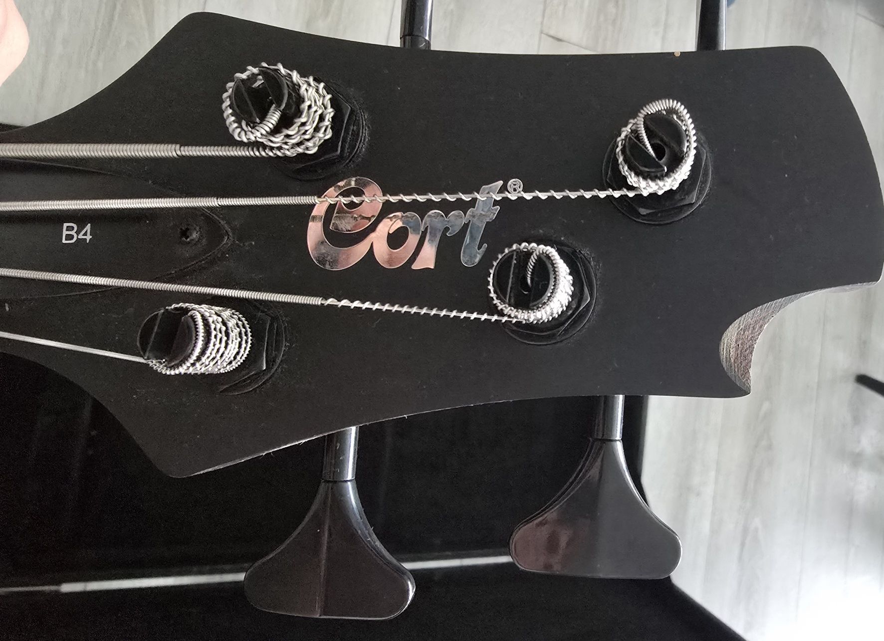 Gitara basowa CORT B4