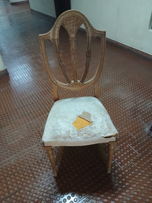 6 cadeiras antigas em bom estado para restauro do tecido
