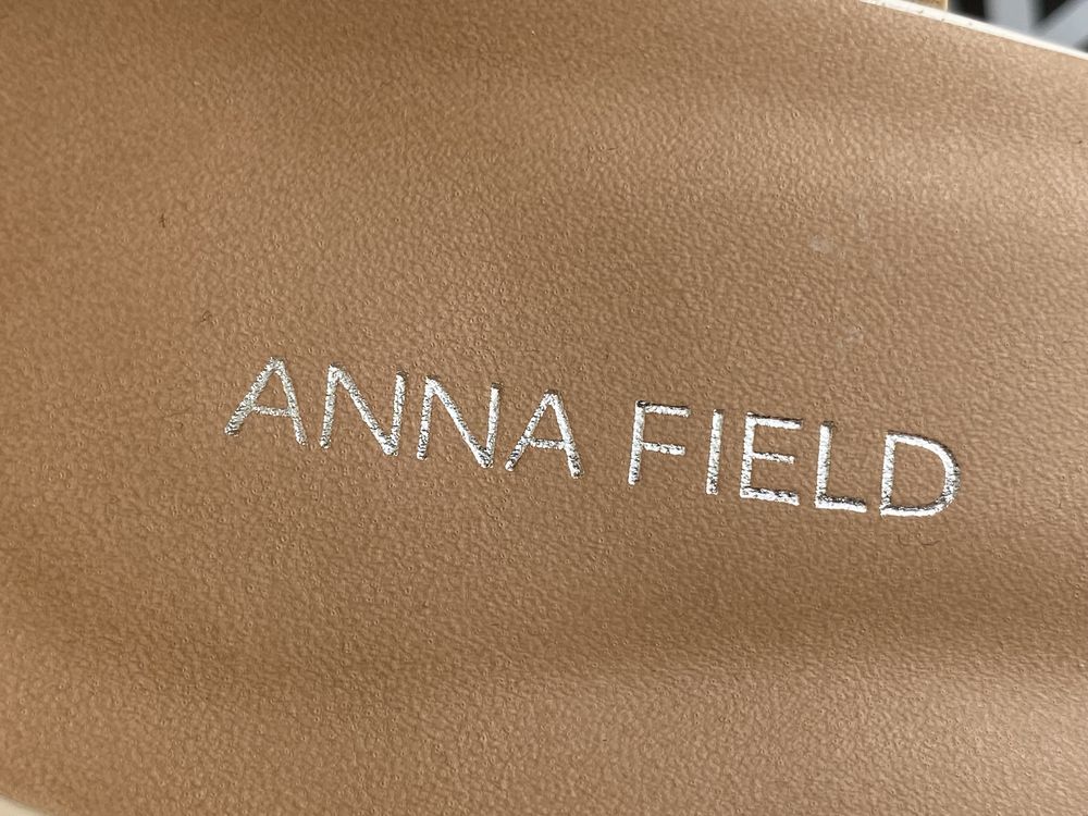 Жіночі босоніжки ANNA FIELD