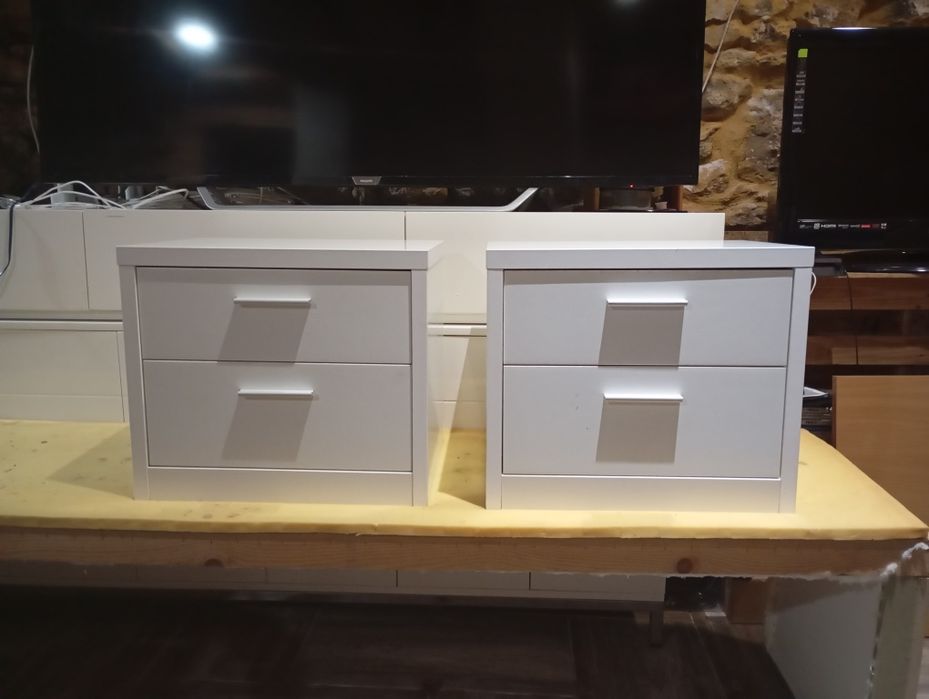 Duas mesas de cabeceira