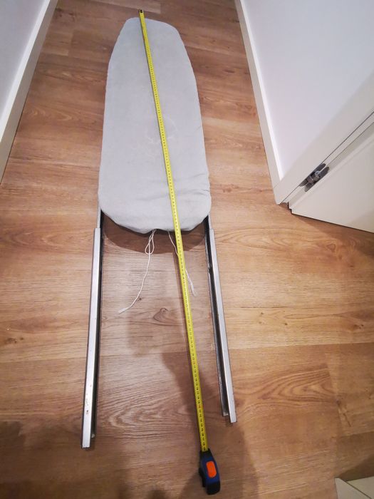 Tábua de passar a ferro embutida e extensível