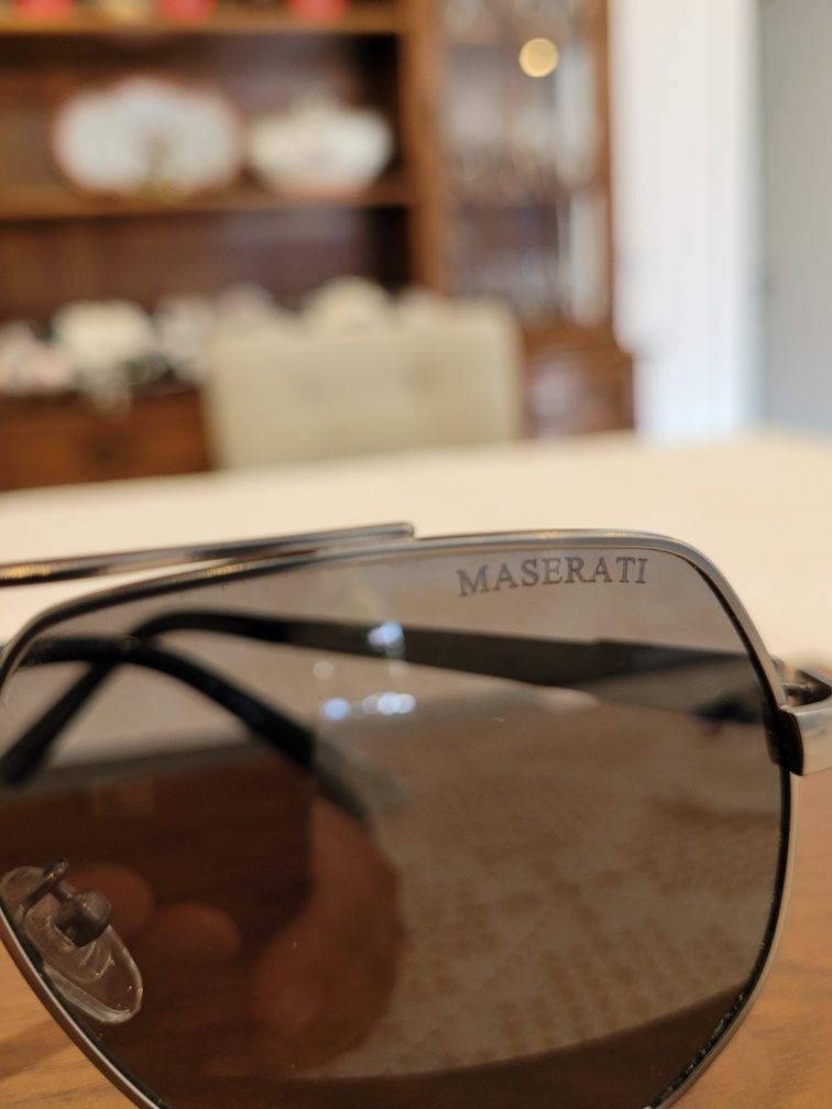 Óculos de sol Maserati -Portes CTT incluídos no preço.