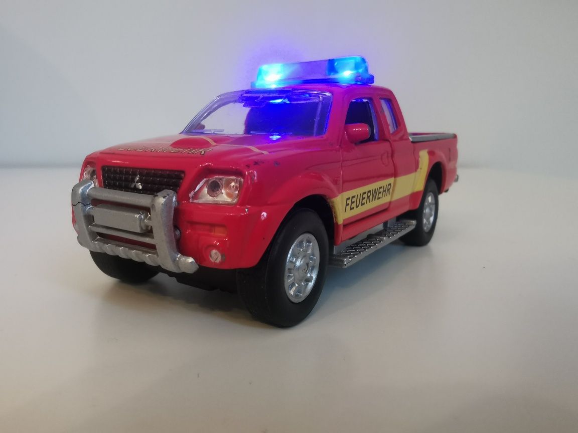 Autko Model Zabawka Mitsubishi Pickup Feuerwehr Straż Świecący 1:32