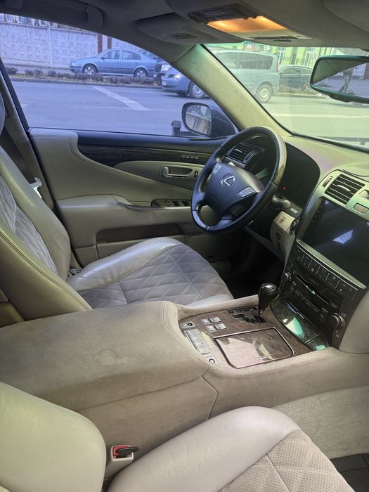 Продаж автомобіля Лексус ЛС 460