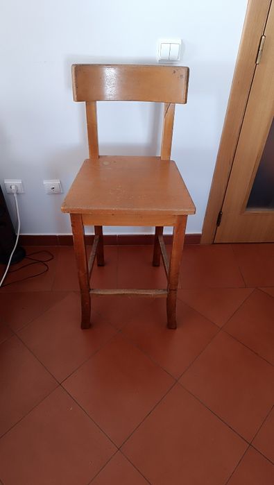 Cadeira alta antiga de escola.