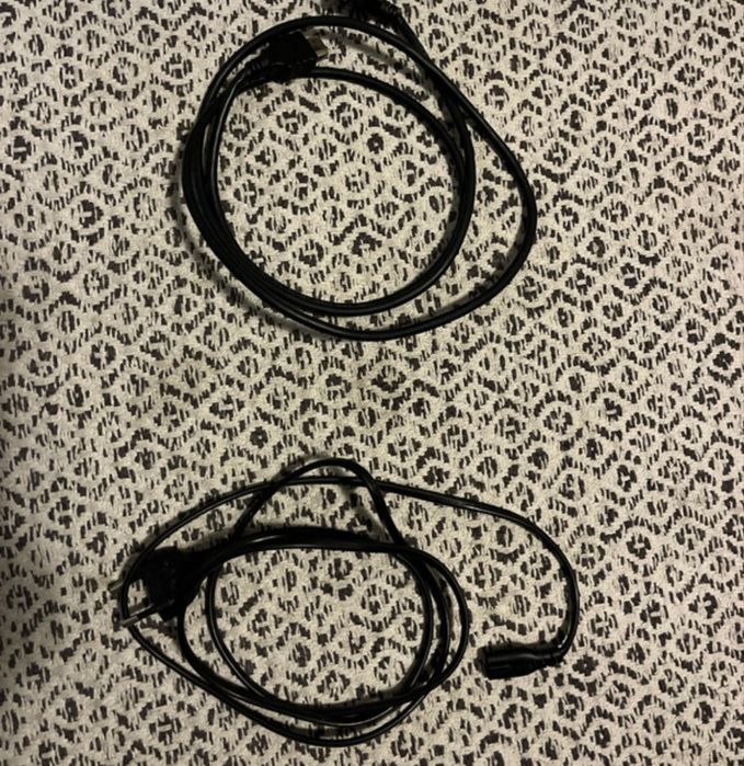 Play station 4 com 2 comandos e 4 jogos.