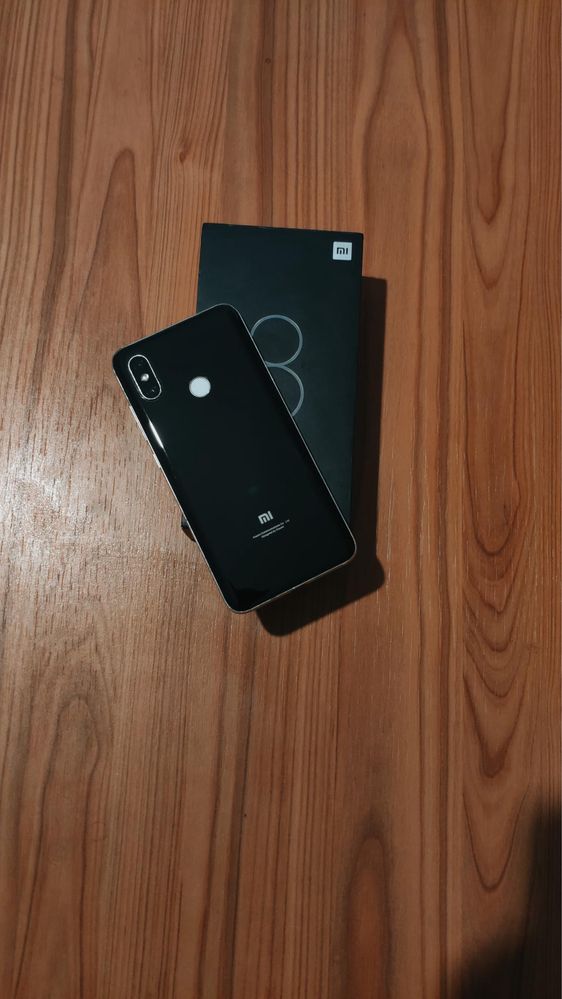 Телефон Xiaomi Mi 8