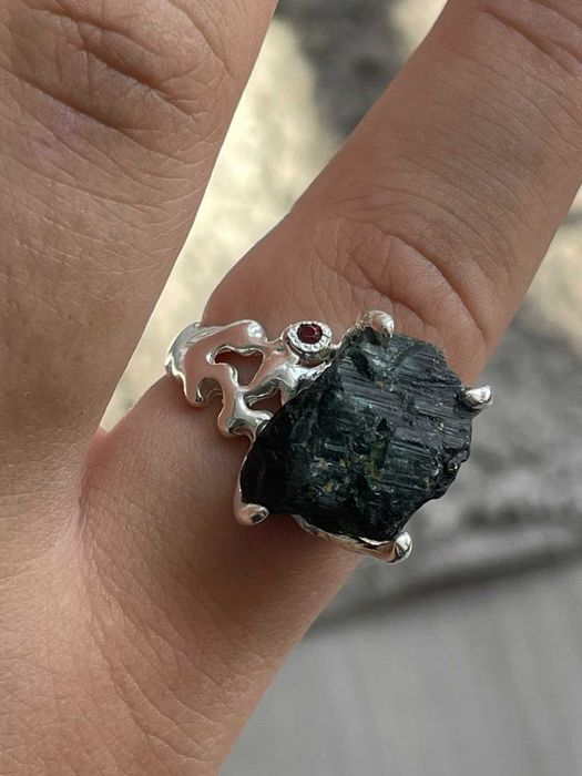 Кольцо с черным турмалином , серебро 925 пробы, размер 18.5