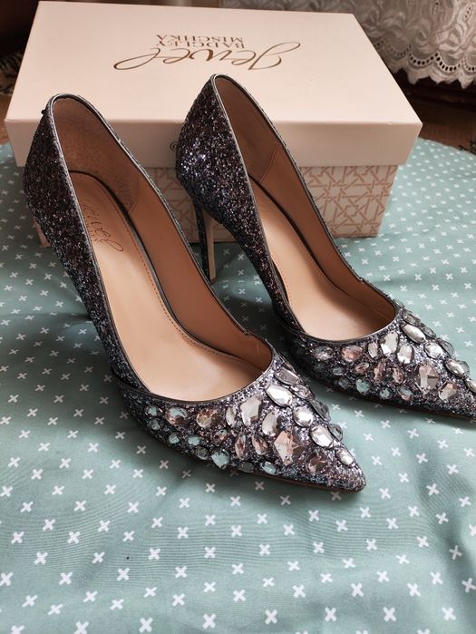 Туфлі човники на підборах бренду Badgley Mischka