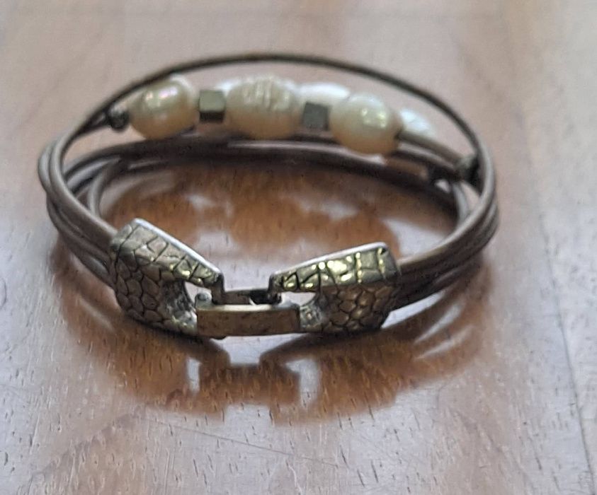 Pulseira de Couro com Pedras de Senhora
