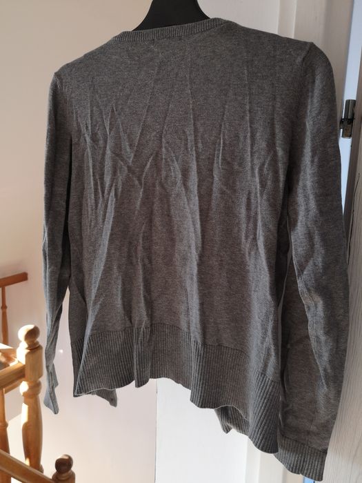Szary sweterek basic