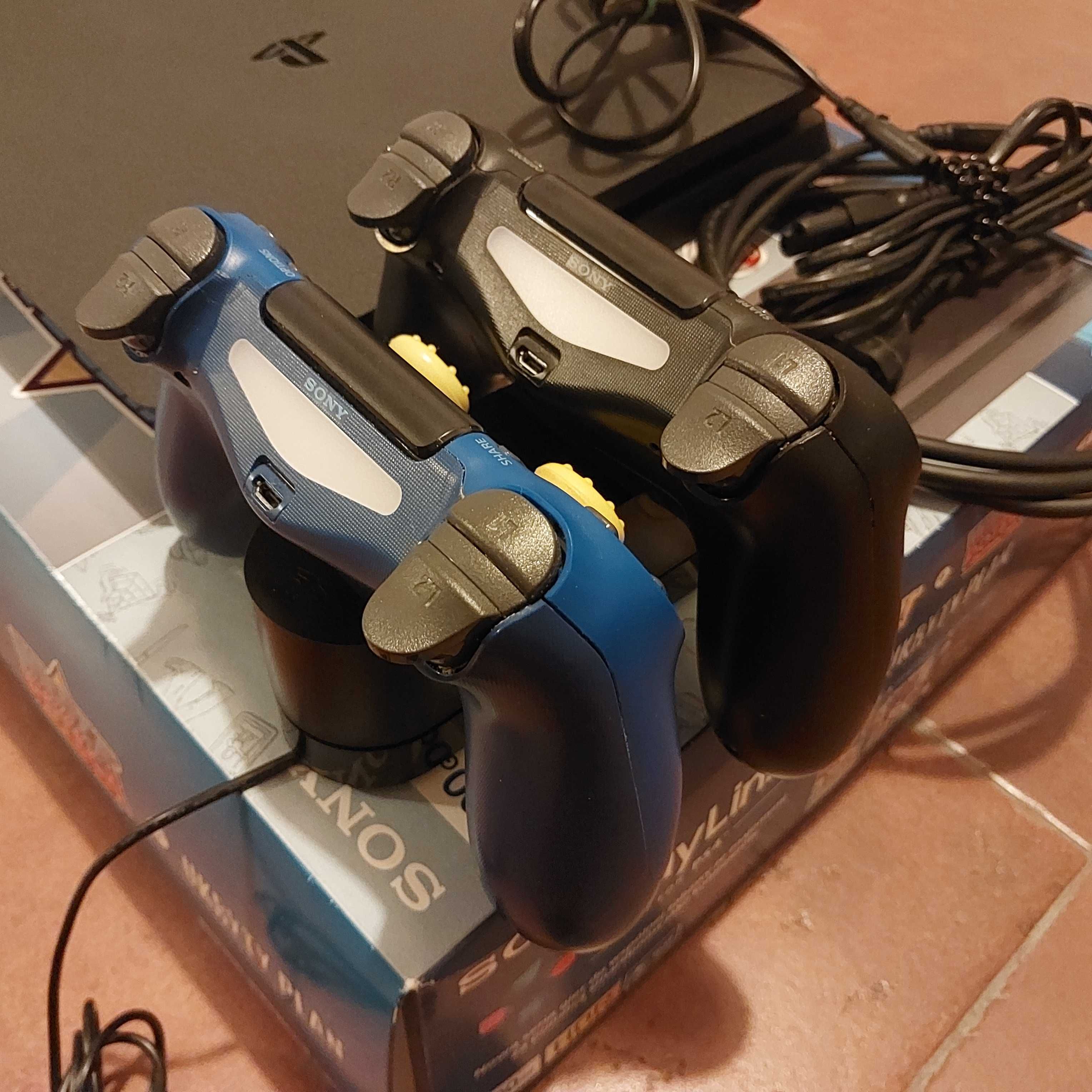 Konsola PS4 500 GB + 2 pady + ładowarka (stan BDB)