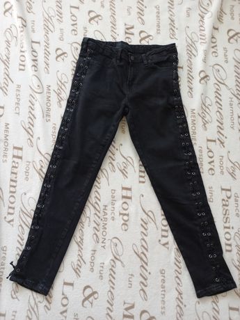 Czarne damskie jeansy z ozdobnymi sznurkami po bokach