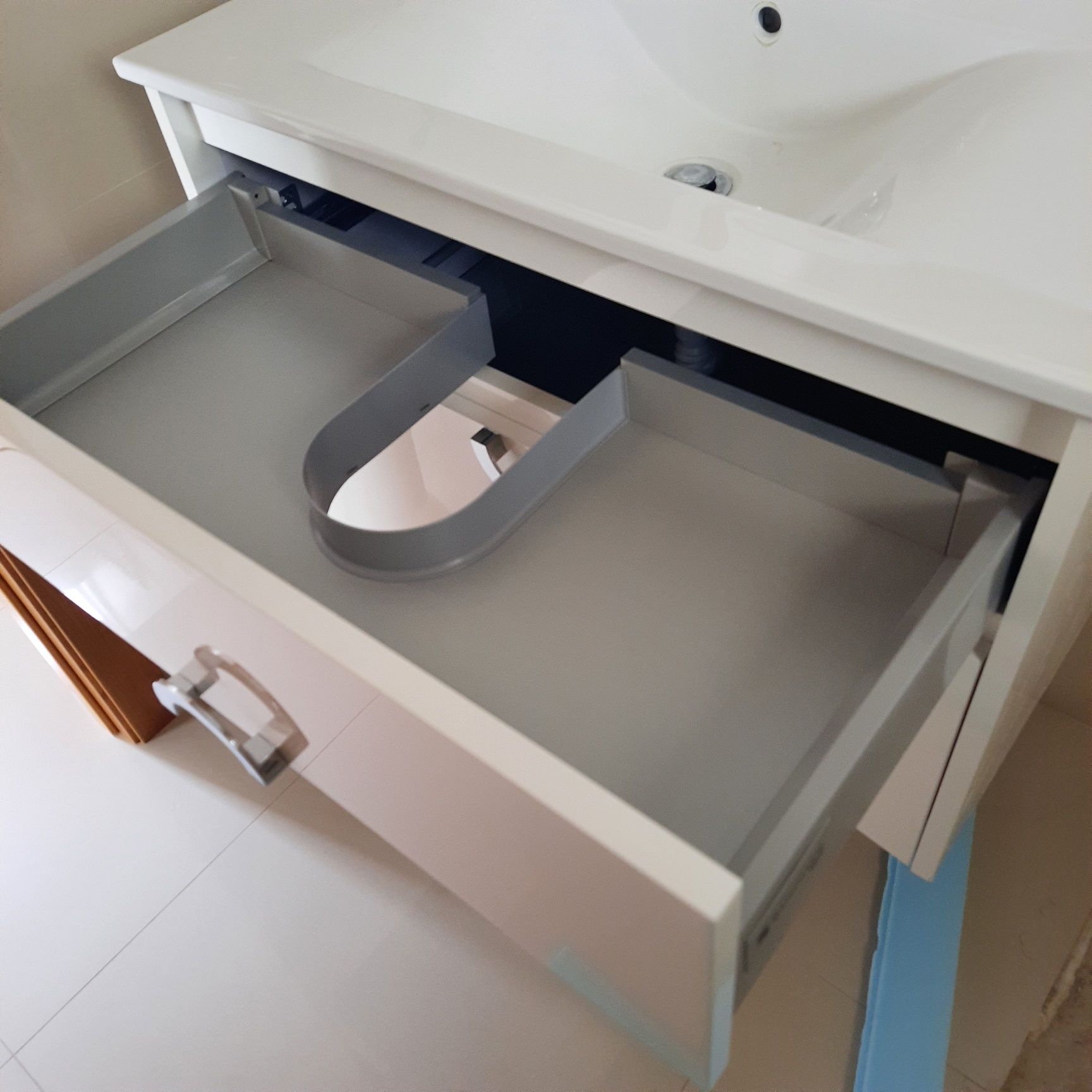 Movel wc com lavatório 80cm.x45cm+ Portas de correr para duche de 90x7